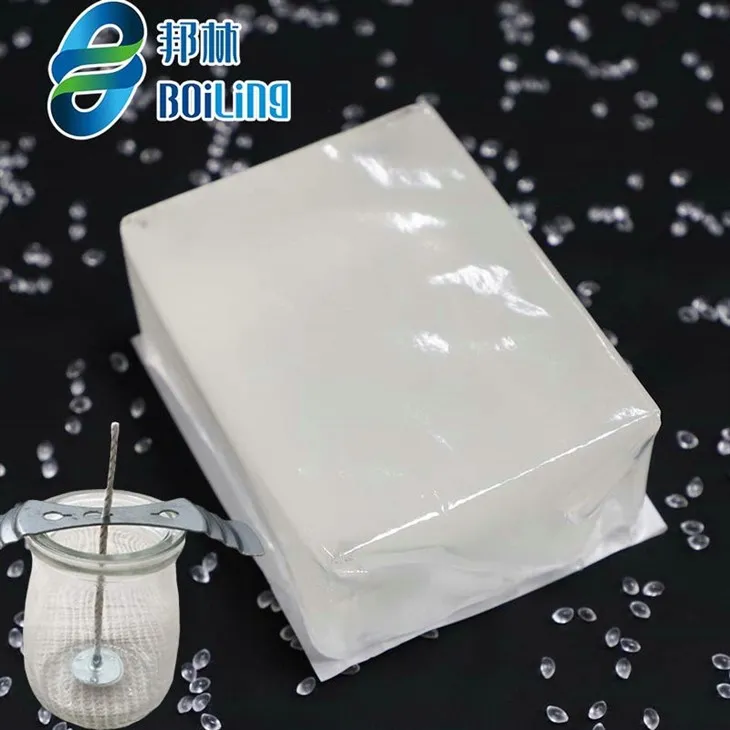 Adhésif thermofusible de fixation de mèche de bougie